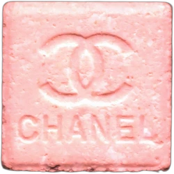 Compressa Chanel — MDMA 1mg; Caffeine 3mg; Amphetamine 5mg; 3-CMC — Barcelona, Spagna