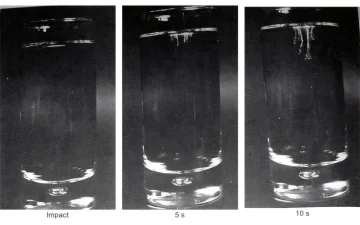 Tre bicchierini mostrano la scia del test della candeggina in dieci secondi
