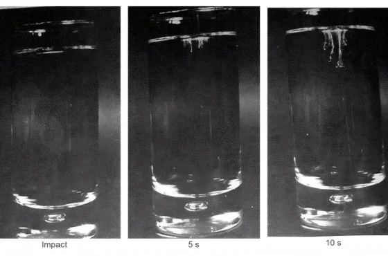 Tre bicchierini mostrano la scia del test della candeggina in dieci secondi