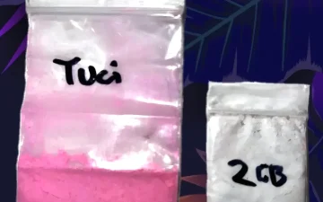 Bustine di polvere rosa di tusi e polvere bianca di 2C-B