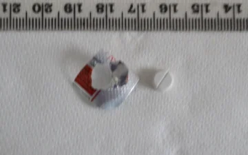 Compressa rotonda bianca di tramadolo accanto al suo blister
