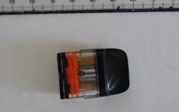 Cartuccia per vape fotografata accanto a un righello, campione inviato al laboratorio