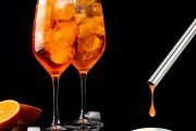 Un test per rilevare la presenza di droga nelle bevande consumate insieme a due cocktail all'arancia